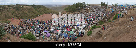 Panorama di folle enormi al mercato all'aperto tenuto il sabato santo ortodosso etiope Tewahedo per comprare cibo e celebrare la fine del periodo di Quaresima, Lalibela, Amhara, Etiopia Foto Stock