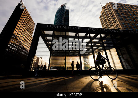 Esterno della Potsdamer Bahnhof Stazione, Potsdamer Platz al tramonto, (in background da sinistra a destra sono Kollhoff Tower, Deutsche Bahn Tower & Ritz auto Foto Stock