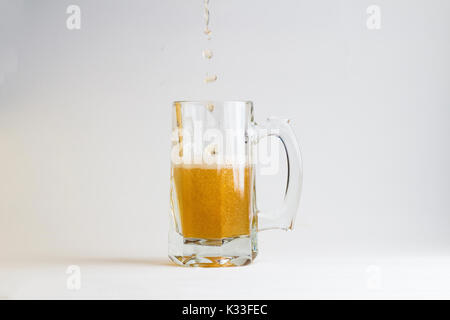 Bicchiere di birra isolato su sfondo bianco Foto Stock