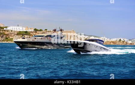 Ibiza, Spagna - 10 Giugno 2017: Motor Yacht nel Mar Mediterraneo. Ibiza. Isole Baleari. Spagna Foto Stock