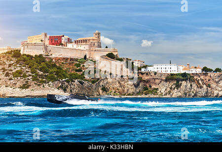 Ibiza, Spagna - 10 Giugno 2017: vista sul famoso Castello di Ibiza Dalt Vila e motoscafo. Ibiza, Isole Baleari. Spagna. Foto Stock