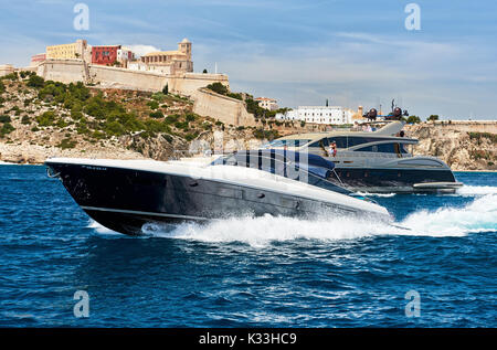 Ibiza, Spagna - 10 Giugno 2017: vista sul famoso Castello di Ibiza Dalt Vila e motoryacht. Ibiza, Isole Baleari. Spagna. Foto Stock