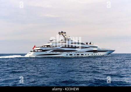 Ibiza, Spagna - 10 Giugno 2017: il 90 Metri di yacht di lusso Cuor di Leone nel mare Mediterraneo. È stato costruito da Benetti Yachts. Proprietario Philip Green. Ibiza, Spa Foto Stock