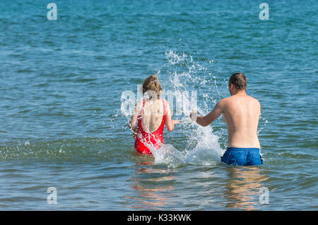 Paio di schizzi e divertirsi in mare in un caldo giorno d'estate. Foto Stock