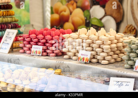 Kristiansand, Norvegia - 16 agosto 2017: Travel documentario di strada del mercato. Macaron colorati a supporto del mercato. Segni raccontano di sapore. Foto Stock