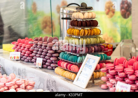 Kristiansand, Norvegia - 16 agosto 2017: Travel documentario di strada del mercato. Macaron colorati a supporto del mercato. Segni raccontano di sapore. Foto Stock