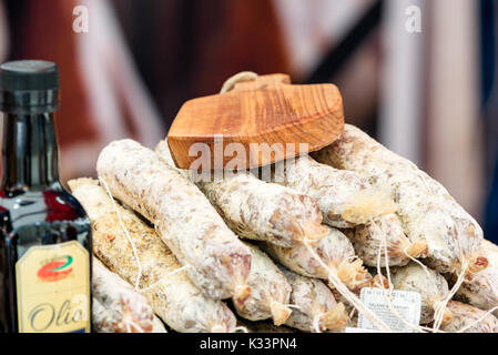 Kristiansand, Norvegia - 16 agosto 2017: documentario di viaggio della vita quotidiana nella città. Tagliere di legno sulla parte superiore della pila di salsicce o il salame. Foto Stock