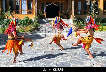 PARO, Bhutan - Novembre10, 2012 : ballerini bhutanesi con maschera colorati esegue la danza tradizionale in hotel a paro, Bhutan Foto Stock