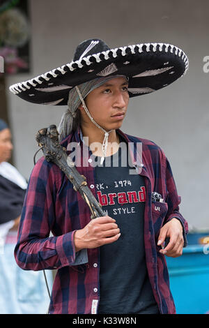 Giugno 24, 2017 Cotacachi, Ecuador:closeup di un indigeno quechua uomo al Inti Raymi sfilano indossando un sombrero di grandi dimensioni Foto Stock