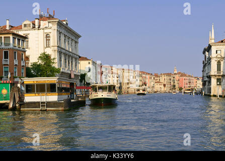 Il vaporetto sul Canal Grande di Venezia, Italia Foto Stock