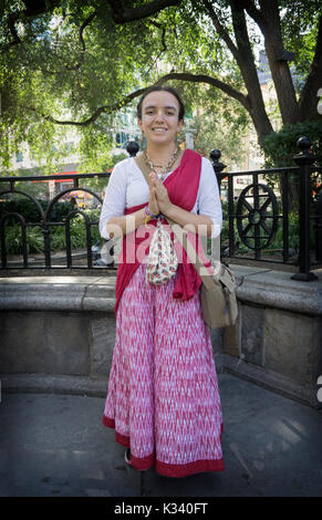 Un poste ritratto di un attraente 19 anno di età giovane lady dall Inghilterra chi è un Hare Krishna devoto. In Union Square Park a Manhattan, New York City Foto Stock
