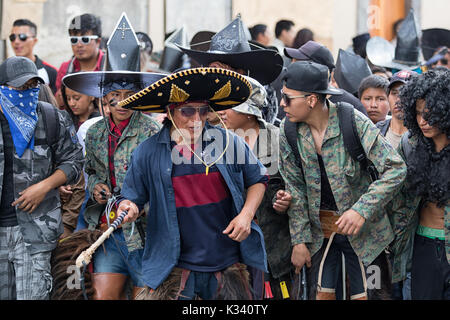 Giugno 24, 2017 Cotacachi, Ecuador:closeup di un indigeno quechua uomo al Inti Raymi sfilano indossando un sombrero di grandi dimensioni Foto Stock