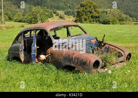 Un arrugginito vecchia auto sul lato strada Foto Stock