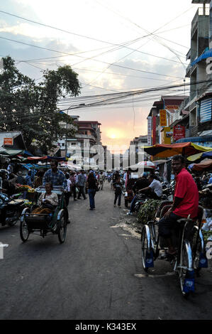 Una strada trafficata in Phnom Penh Cambogia Foto Stock