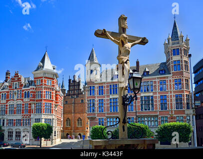 Anversa, Belgio. Vista da Het Steen - fortezza medievale dal fiume. Crocifisso di pietra e gli edifici su Jordaenskaai Foto Stock