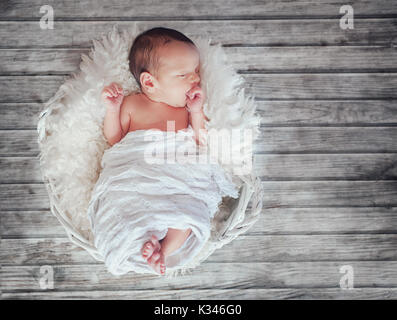 Bambino neonato dorme nel cestino Foto Stock