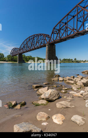 Fiume Missouri ponte ferroviario Foto Stock