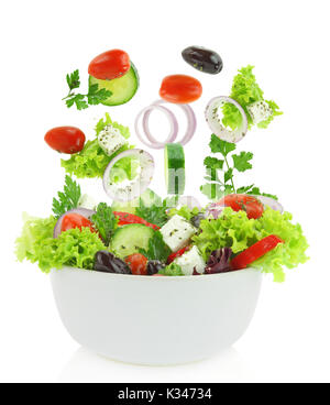 Fresche verdure miste di cadere in una ciotola di insalata Foto Stock