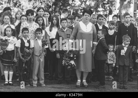 Adygea, Russia - 1 Settembre 2017: bambini con mazzi di fiori iscritti in prima classe a scuola sulla linea solenne nel giorno della conoscenza Foto Stock