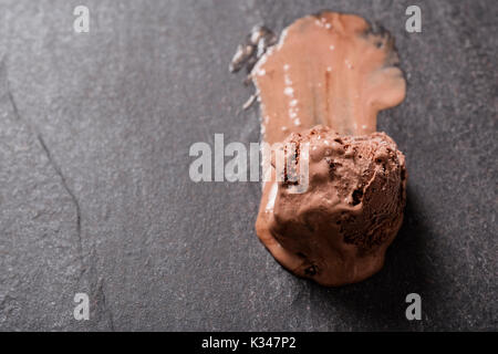 Scoop di fusione di gelato al cioccolato in una calda giornata estiva Foto Stock