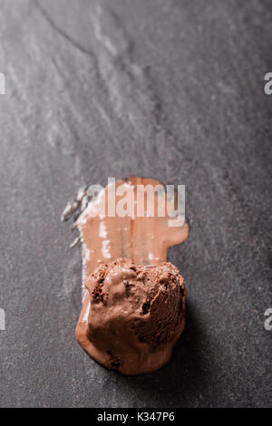 Scoop di fusione di gelato al cioccolato in una calda giornata estiva Foto Stock