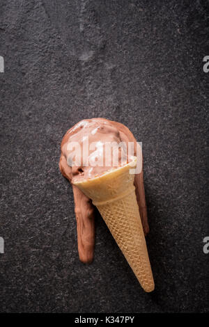 Cioccolato fondente cono gelato in una calda giornata estiva Foto Stock