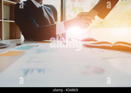 Business Meeting di partenariato concetto. Immagine businessmans handshake. Gli imprenditori di successo lo handshaking dopo un buon affare. Foto Stock