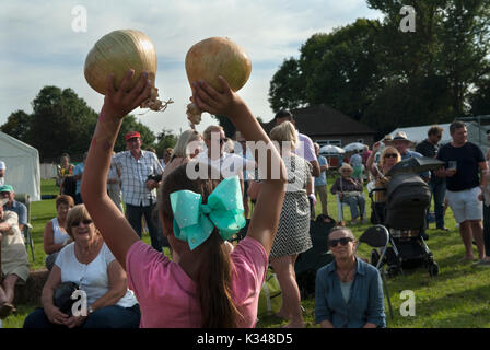 Village Show, ragazzina con cipolle giganti Best in Show. Saranno messi all'asta, il denaro raccolto dall'asta andrà al fondo della chiesa, 2017 2010s Cudham, Kent UK HOMER SYKES Foto Stock