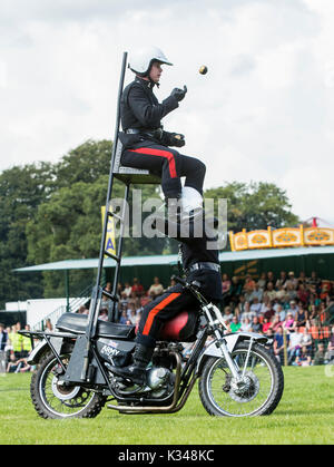 I membri dei caschi Bianchi, il Royal segnali Display moto Team, che hanno iniziato il loro ultimo mese di mostra prima che essi siano sciolta, eseguire durante il giorno di apertura del Chatsworth Country Fair a Chatsworth House vicino a Bakewell. Foto Stock