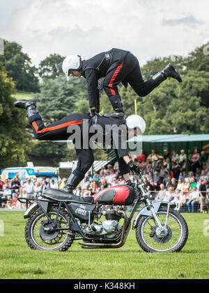 I membri dei caschi Bianchi, il Royal segnali Display moto Team, che hanno iniziato il loro ultimo mese di mostra prima che essi siano sciolta, eseguire durante il giorno di apertura del Chatsworth Country Fair a Chatsworth House vicino a Bakewell. Foto Stock