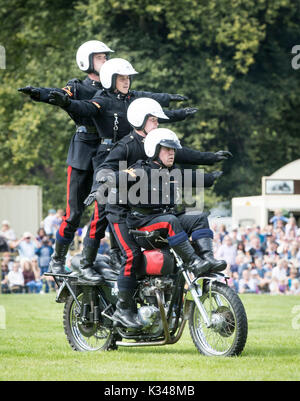 I membri dei caschi Bianchi, il Royal segnali Display moto Team, che hanno iniziato il loro ultimo mese di mostra prima che essi siano sciolta, eseguire durante il giorno di apertura del Chatsworth Country Fair a Chatsworth House vicino a Bakewell. Foto Stock