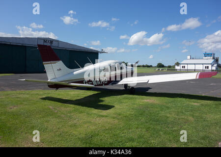 Luce aeromobili parcheggiati. Wolverhampton Halfpenny Green Airport. South Staffordshire. Regno Unito Foto Stock