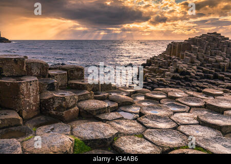 Il Selciato del gigante è un area di circa 40.000 ad incastro le colonne di basalto, il risultato di una antica eruzione vulcanica. È situato nella contea di antri Foto Stock