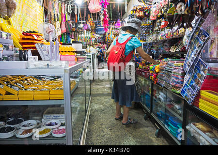 Unidentified woman shopping per souvenir al filippino mercato di souvenir in Kota Kinabalu, Sabah Borneo, Kota Kinabalu, Malaysia. Foto Stock