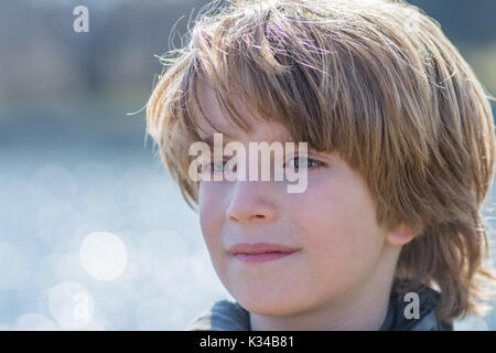 Ritratto di un ragazzo con sfondo sfocato Foto Stock