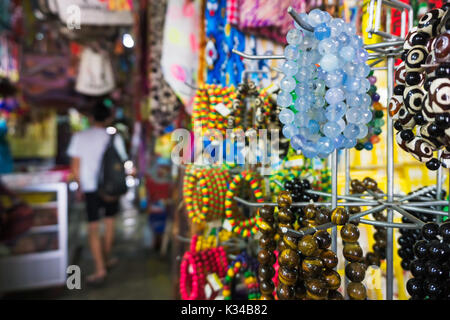 Display di souvenir in filippino mercato di souvenir a Sabah Borneo, Kota Kinabalu, Malaysia. Foto Stock