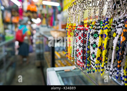 Display di souvenir in filippino mercato di souvenir a Sabah Borneo, Kota Kinabalu, Malaysia. Foto Stock