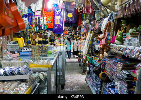 Display di souvenir in filippino mercato di souvenir a Sabah Borneo, Kota Kinabalu, Malaysia. Foto Stock