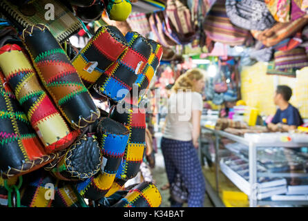 Display di souvenir in filippino mercato di souvenir a Sabah Borneo, Kota Kinabalu, Malaysia. Foto Stock