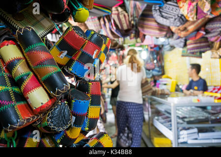 Display di souvenir in filippino mercato di souvenir a Sabah Borneo, Kota Kinabalu, Malaysia. Foto Stock