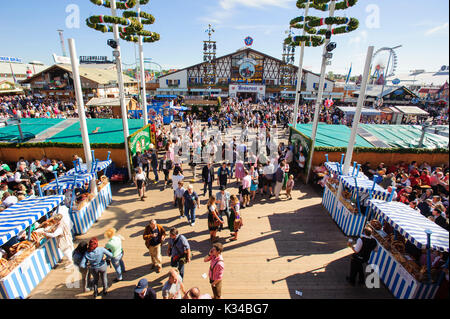 Oktoberfest a Monaco di Baviera è il più grande birra e folk festival in tutto il mondo.con molte migliaia di visitatori ogni giorno, ora a camminare sulla luna park Foto Stock