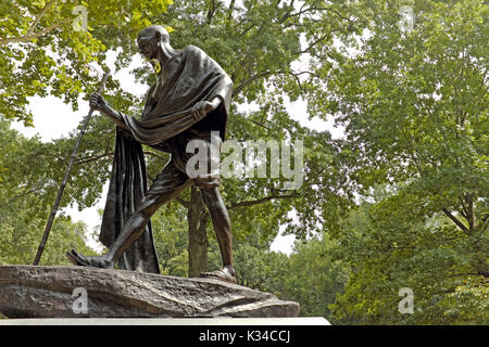 Statua del Mahatma Gandhi in india culturale sezione giardini di Cleveland, Ohio, Stati Uniti d'America rockefeller park giardini culturali Foto Stock