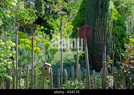 Selezione di vecchi attrezzi da giardino Foto Stock