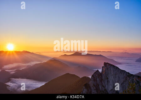Il pittoresco red sunrise nelle Alpi austriache Foto Stock