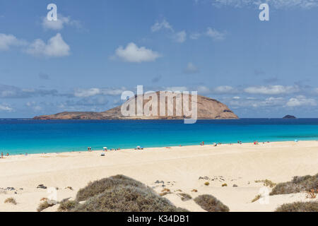 Lanzarote, Spagna. Montaña Clara come visto da di La Graciosa. Foto Stock