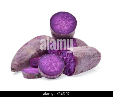 Viola le patate dolci su sfondo bianco Foto Stock