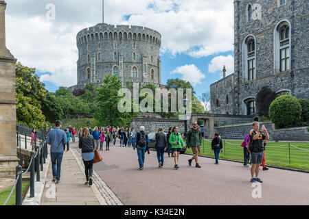 WINDSOR, Inghilterra - Giugno 09, 2017: persone in visita al Castello di Windsor, country house regina dell'Inghilterra Foto Stock