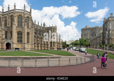 WINDSOR, Inghilterra - Giugno 09, 2017: persone in visita al Castello di Windsor con alla cappella di San Giorgio. Il Castello di Windsor è la casa di famiglia a British re e regina Foto Stock