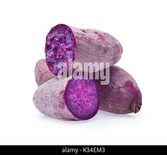 Viola le patate dolci su sfondo bianco Foto Stock