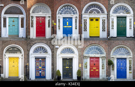 Collage di colorati porte anteriori per case in Merrion Square, Dublino, Eire, Irlanda Foto Stock